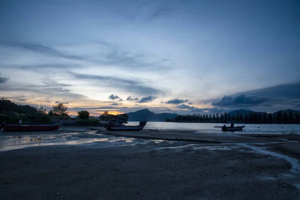 在海滨停泊的渔船的落日景象 — 图库照片
