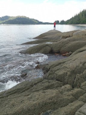Deniz kenarında bir sürü büyük kaya bulundu.