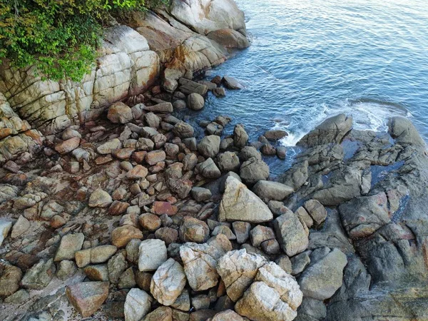 Πολλά Τεράστια Βράχια Που Βρέθηκαν Κατά Μήκος Της Παραλίας — Φωτογραφία Αρχείου