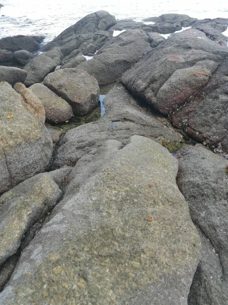 沿着海滨发现了大量的巨石 — 图库照片