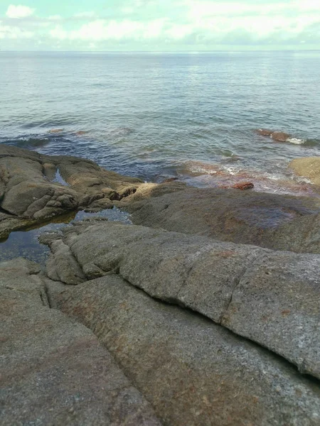 Mnóstwo Ogromnych Skał Znalezionych Nad Morzem — Zdjęcie stockowe