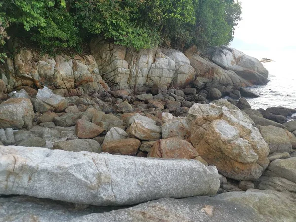 Много Огромных Камней Найденных Вдоль Моря — стоковое фото