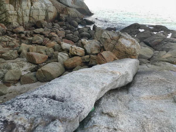 Πολλά Τεράστια Βράχια Που Βρέθηκαν Κατά Μήκος Της Παραλίας — Φωτογραφία Αρχείου