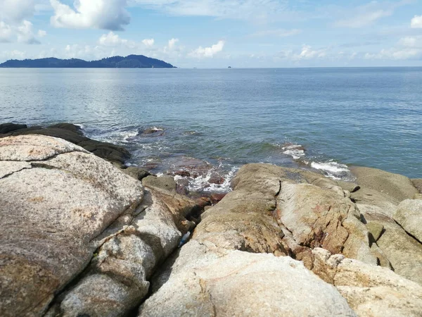 沿着海滨发现了大量的巨石 — 图库照片