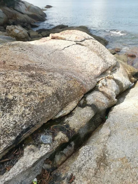 海岸沿いには巨大な岩がたくさんあります — ストック写真