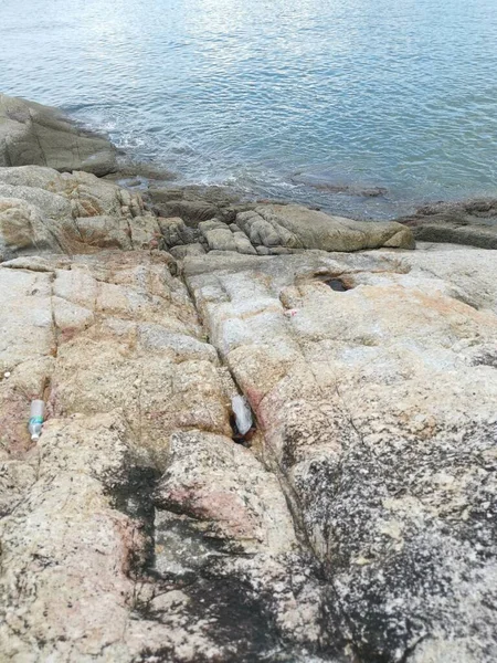 Багато Величезних Скель Знайдених Вздовж Моря — стокове фото