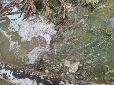 Yağmur suyu drenaj nehri boyunca akıyor..