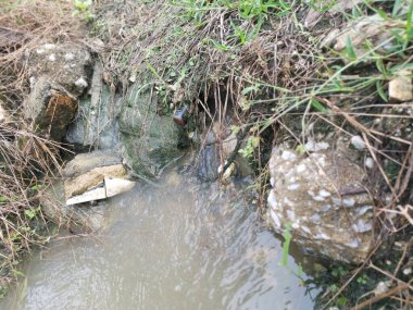 Yağmur suyu drenaj nehri boyunca akıyor..