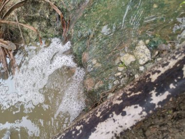 Yağmur suyu drenaj nehri boyunca akıyor..