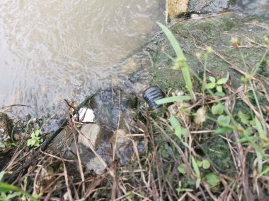 Yağmur suyu drenaj nehri boyunca akıyor..