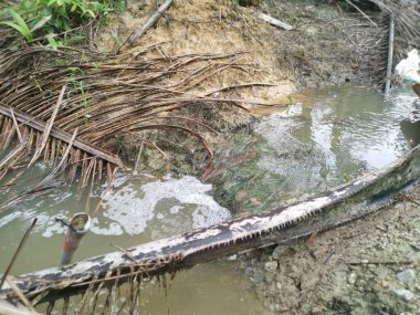 Yağmur suyu drenaj nehri boyunca akıyor..