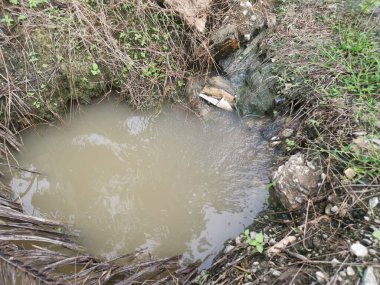Yağmur suyu drenaj nehri boyunca akıyor..
