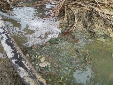 Yağmur suyu drenaj nehri boyunca akıyor..