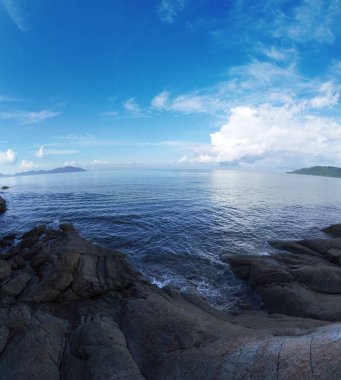 Plajda granit kayalıklı bir hava görüntüsü..