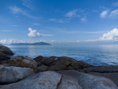 Plajda granit kayalıklı bir hava görüntüsü..