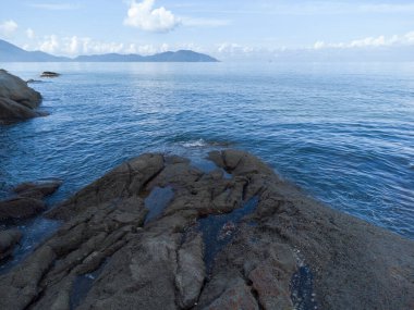 Plajda granit kayalıklı bir hava görüntüsü..