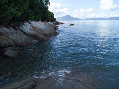 Plajda granit kayalıklı bir hava görüntüsü..