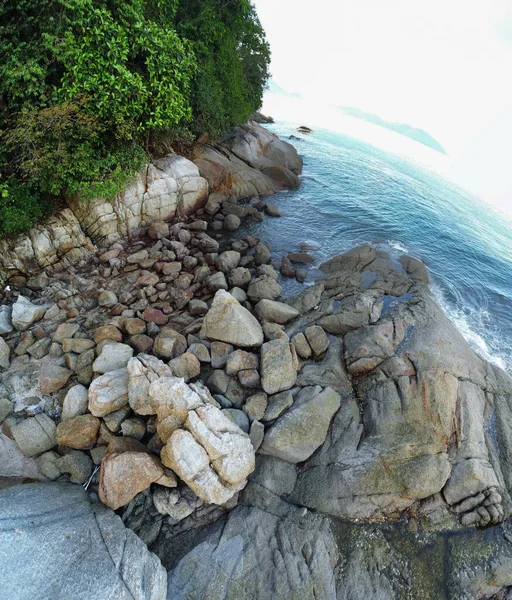 Plajda Granit Kayalıklı Bir Hava Görüntüsü — Stok fotoğraf