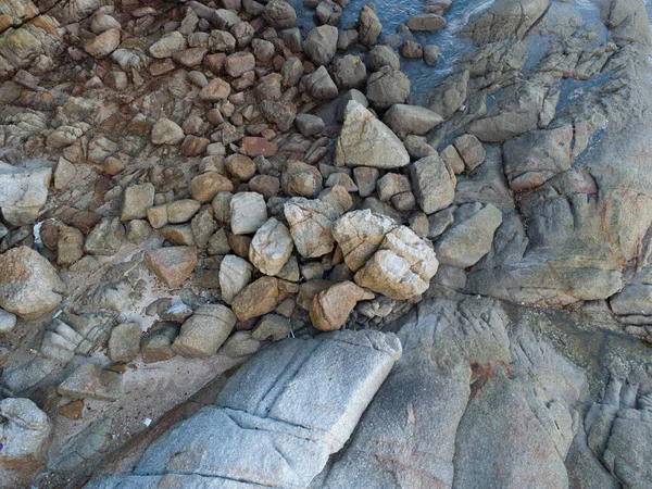 Plajda Granit Kayalıklı Bir Hava Görüntüsü — Stok fotoğraf