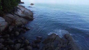 Deniz kenarındaki hava görüntüleri bir sürü granit kayayla kaplı..