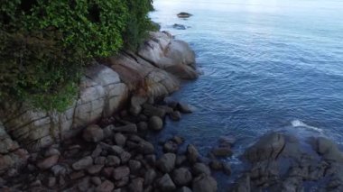 Deniz kenarındaki hava görüntüleri bir sürü granit kayayla kaplı..