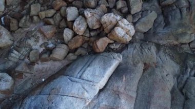 Deniz kenarındaki hava görüntüleri bir sürü granit kayayla kaplı..