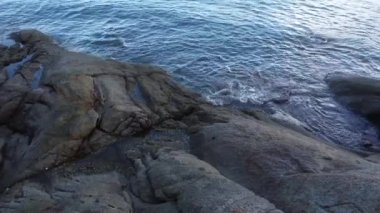 Deniz kenarındaki hava görüntüleri bir sürü granit kayayla kaplı..