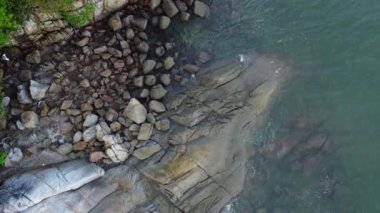 Deniz kenarındaki hava görüntüleri bir sürü granit kayayla kaplı..