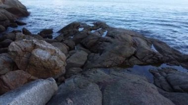 Deniz kenarındaki hava görüntüleri bir sürü granit kayayla kaplı..