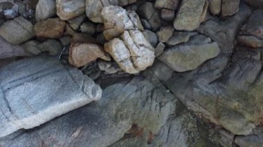Deniz kenarındaki hava görüntüleri bir sürü granit kayayla kaplı..