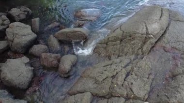 Deniz kenarındaki hava görüntüleri bir sürü granit kayayla kaplı..