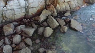 Deniz kenarındaki hava görüntüleri bir sürü granit kayayla kaplı..