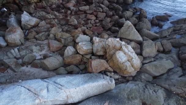 Rekaman Udara Dari Penutup Pantai Dengan Banyak Batu Granit — Stok Video