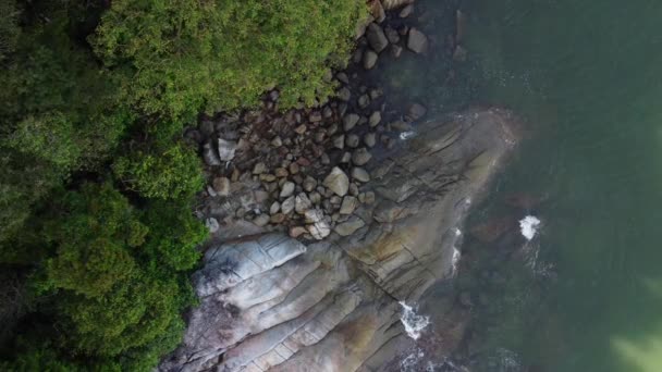 Metraje Aéreo Las Cubiertas Costeras Con Muchas Rocas Granito — Vídeos de Stock
