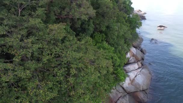 Luftaufnahmen Der Küstenabdeckungen Mit Vielen Granitfelsen — Stockvideo