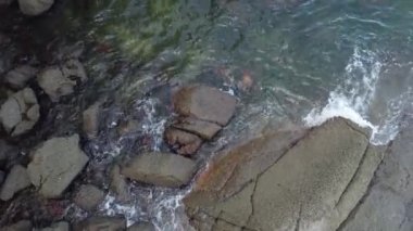 Deniz kenarındaki hava görüntüleri bir sürü granit kayayla kaplı..