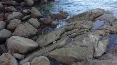 Deniz kenarındaki hava görüntüleri bir sürü granit kayayla kaplı..