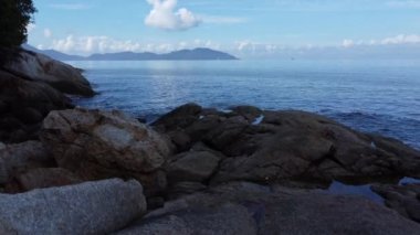Deniz kenarındaki hava görüntüleri bir sürü granit kayayla kaplı..