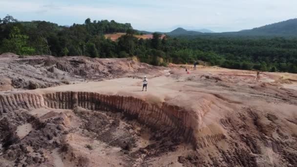 Zdjęcia Lotnicze Człowieka Latającego Dronem Kamieniołomie Powierzchni Wzgórza — Wideo stockowe