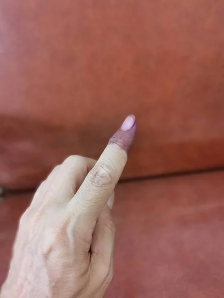 Fioletowa Plama Atramentu Wyborczego Palcu Wskazującym — Zdjęcie stockowe
