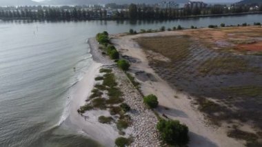 Kumsaldaki bulutlu akşam gökyüzünün hava manzarası..