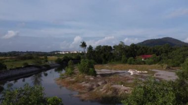 Kumsaldaki bulutlu akşam gökyüzünün hava manzarası..