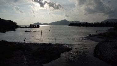 Kumsaldaki bulutlu akşam gökyüzünün hava manzarası..