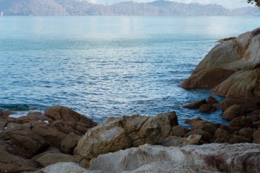Sahilde bulunan kayaların kızılötesi görüntüsü.