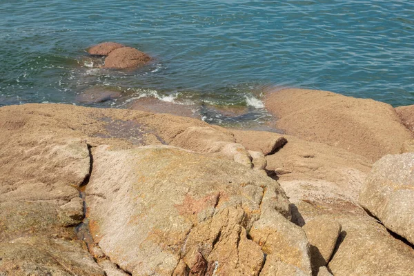 해변을 암석의 적외선 — 스톡 사진