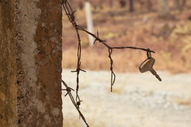 Paslı ozan kablosundaki eski çelik anahtarın kızılötesi görüntüsü.  