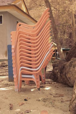 Parkta üst üste yığılmış plastik sandalyelerin kızılötesi görüntüsü