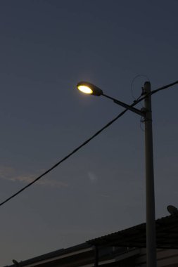 Sokakları aydınlatan konut lambasının kızılötesi görüntüsü