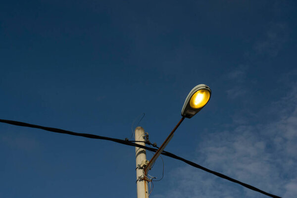 инфракрасное изображение столба жилой лампы, освещающего улицу