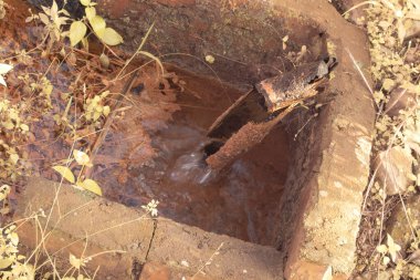 Yerlere sızan paslanmış su borusunun kızılötesi görüntüsü.